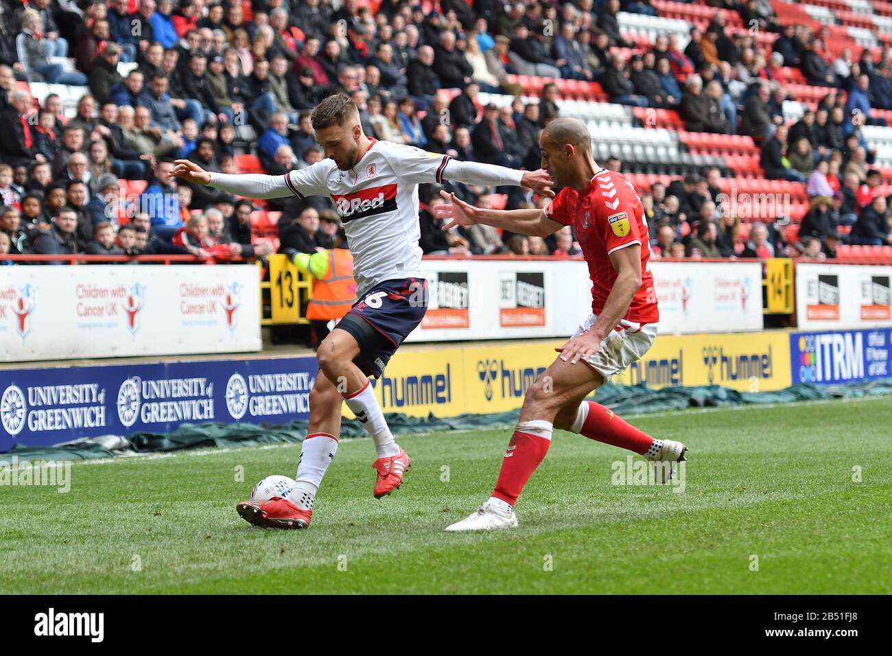 Londra, Regno Unito. 07th Mar, 2020. Lewis Wing di Middlesbrough battaglie per il possesso con Darren Pratley di Charlton durante la partita Sky Bet Championship tra Charlton Athletic e Middlesbrough a Valley, Londra, sabato 7th marzo 2020. (Credit: Ivan Yordanov | MI News) La Fotografia può essere utilizzata solo per scopi editoriali di giornali e/o riviste, licenza richiesta per uso commerciale Credit: Mi News & Sport /Alamy Live News Foto Stock