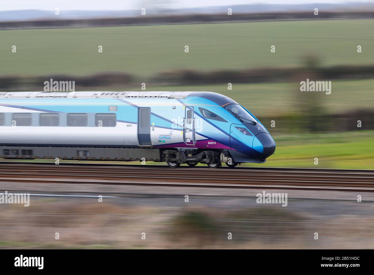 Un treno della British Rail Class 801 Azuma, gestito da Transpennine Express visto a Colton Junction vicino a York Foto Stock