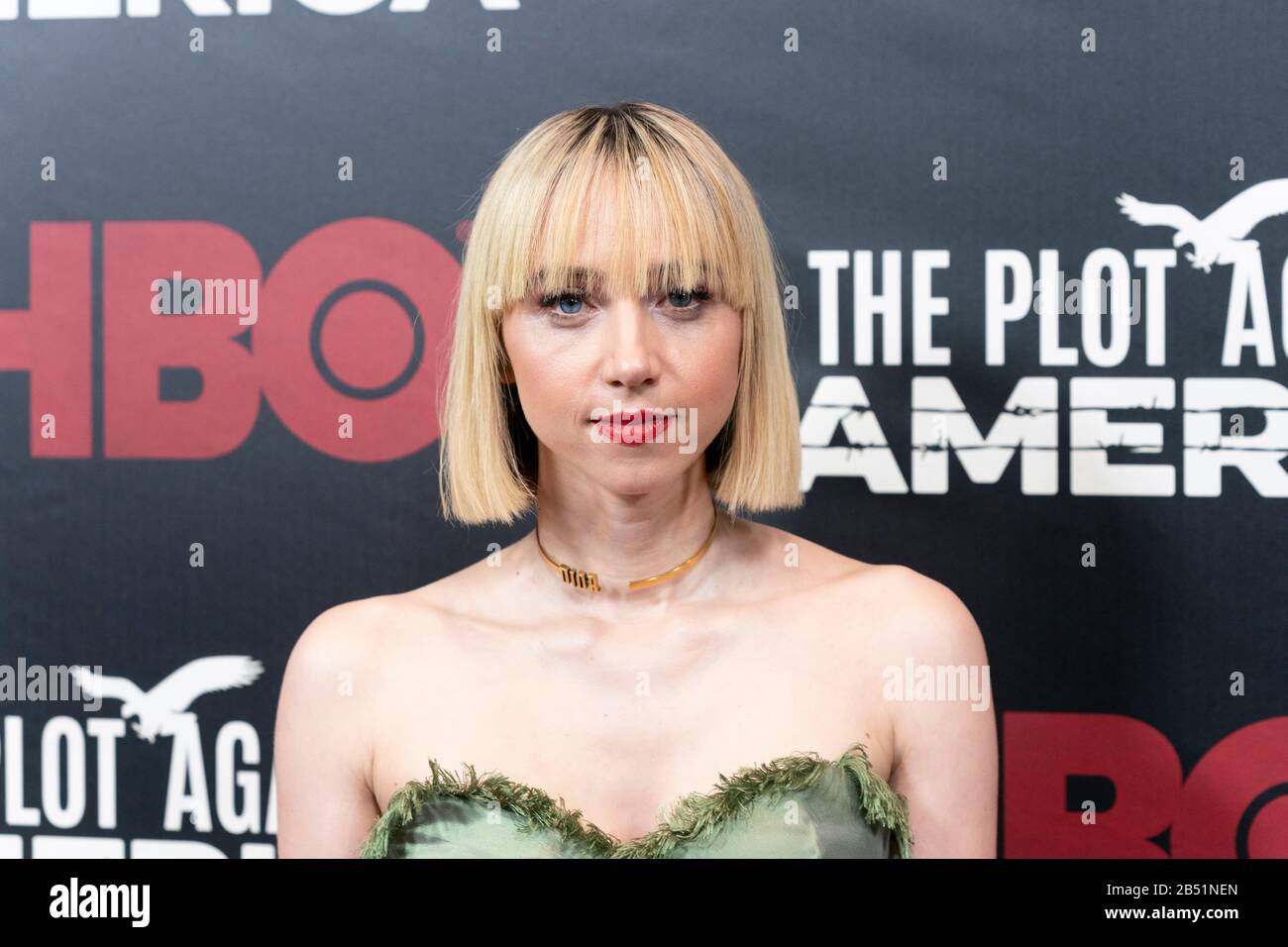 New YORK, NY - 04 MARZO: Zoe Kazan frequenta la prima 'The Plot Against America' di HBO a Florence Gould Hall il 04 Marzo 2020 a New York City. Foto Stock