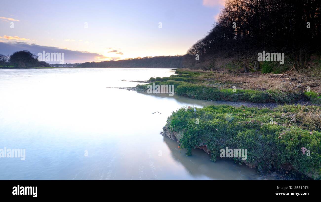 Hamble, Regno Unito - 28 gennaio 2020: Il fiume Hamble al tramonto dalla banca nel Manor Farm Country Park, Hampshire, Regno Unito Foto Stock