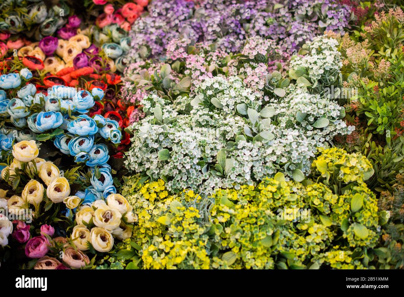 Arte floreale fatta di coloratissimi fiori artificiali in vista Foto Stock