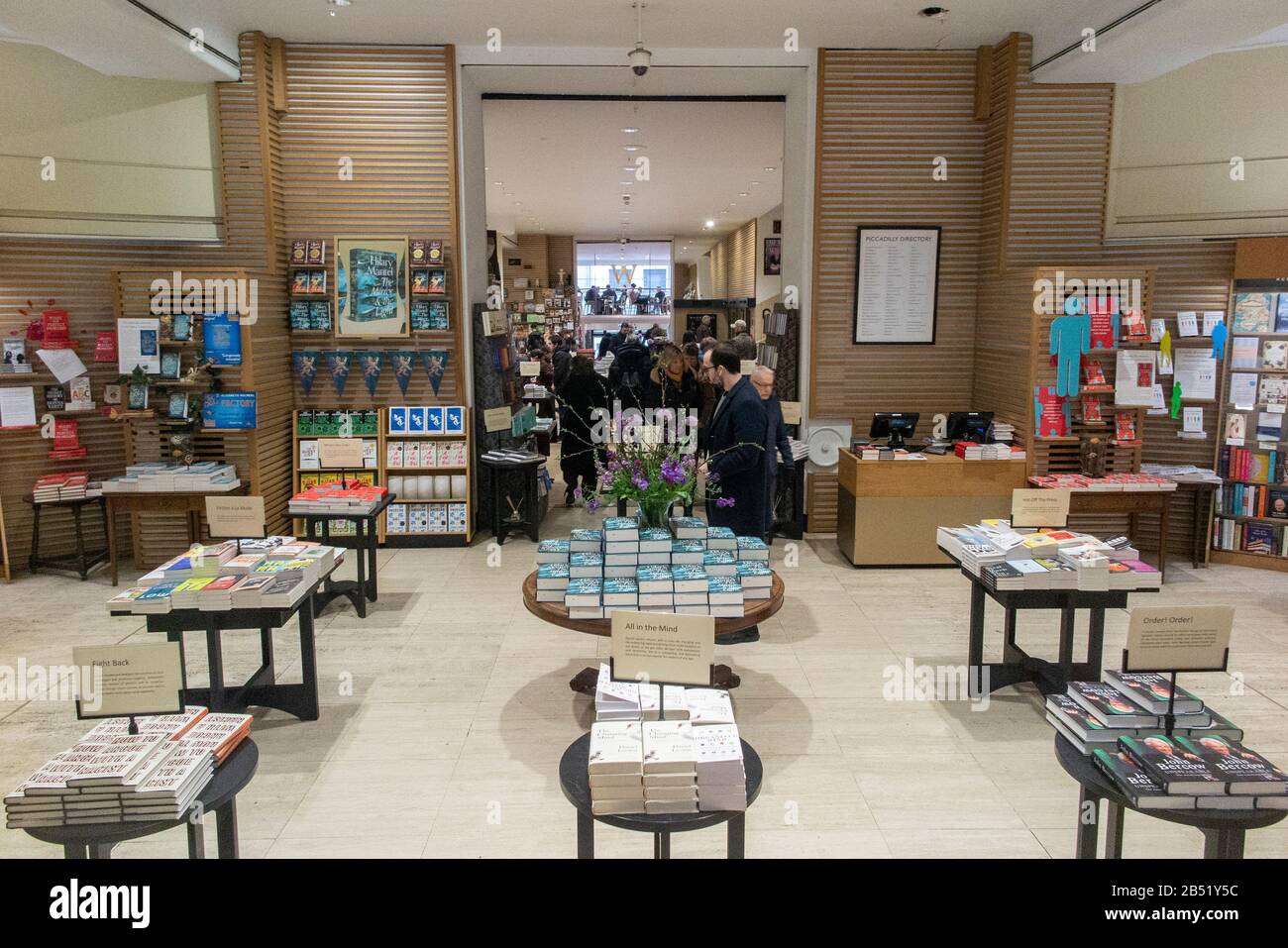 Le esposizioni e i tills dell'interno della libreria di Waterstone su Piccadilly, Londra Foto Stock
