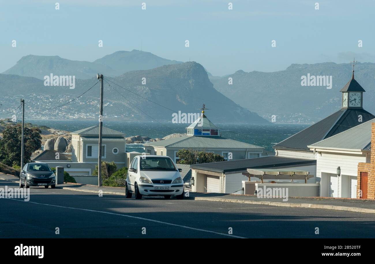 Simon'S Town, Capo Occidentale, Sud Africa. 2019. Proprietà sulla strada costiera a Simon's Town con sfondo mouainous, penisola del Capo, S Africa Foto Stock