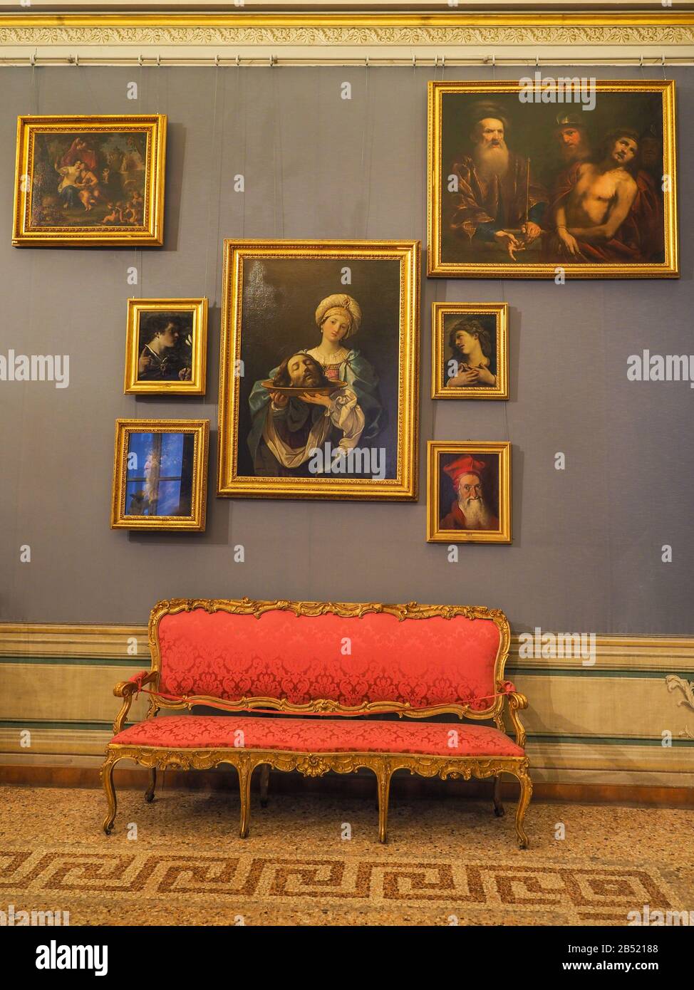 Galleria di dipinti famosi con mobili antichi d'epoca. Interno di palazzo barocco di Palazzo Corsini con collezione di arte italiana del XVI sec. XVII Foto Stock