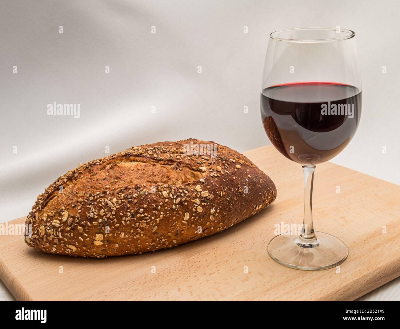Gli elementi tradizionali del pane e del vino del santo sacramento cristiano della comunione Foto Stock