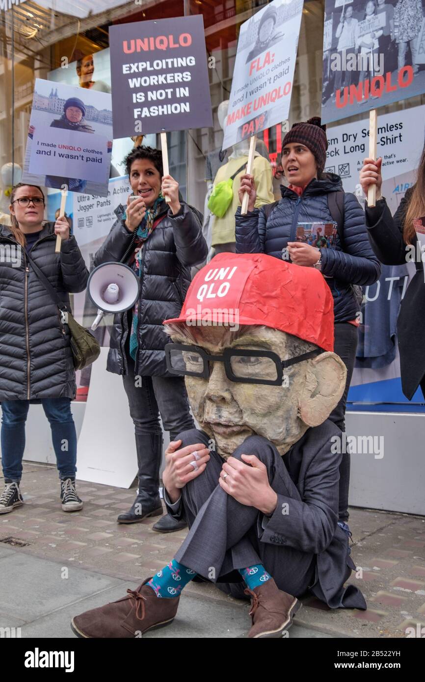 Londra, Regno Unito. 7th Mar, 2020. Una protesta al di fuori del negozio di punta Uniqlo di Oxford St è caratterizzata da un uomo che indossa una testa gigante del CEO Tadashi Yanai, La persona più ricca del 31st nel mondo che ha spiegato come si è arricchito non pagando 2.000 donne indonesiane abbigliamento lavoratori che hanno fatto i vestiti venduti in Uniqlo dopo la loro fabbrica è andato in bancarotta nel 2015. La loro indennità di licenziamento obbligatoria dal punto di vista legale è di 5,5 milioni di dollari e la maggior parte di essi non è stata in grado di trovare altro lavoro e vive in condizioni di povertà estrema. La protesta lo ha chiesto di pagare il debito ai lavoratori della fabbrica di Jaba Garmindo. Credito: Peter Marshall/Alamy Live News Foto Stock