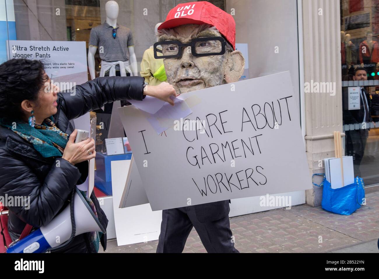 Londra, Regno Unito. 7th Mar, 2020. Una protesta al di fuori del negozio di punta Uniqlo di Oxford St è caratterizzata da un uomo che indossa una testa gigante del CEO Tadashi Yanai, La persona più ricca del 31st nel mondo che ha spiegato come si è arricchito non pagando 2.000 donne indonesiane abbigliamento lavoratori che hanno fatto i vestiti venduti in Uniqlo dopo la loro fabbrica è andato in bancarotta nel 2015. La loro indennità di licenziamento obbligatoria dal punto di vista legale è di 5,5 milioni di dollari e la maggior parte di essi non è stata in grado di trovare altro lavoro e vive in condizioni di povertà estrema. La protesta lo ha chiesto di pagare il debito ai lavoratori della fabbrica di Jaba Garmindo. Credito: Peter Marshall/Alamy Live News Foto Stock