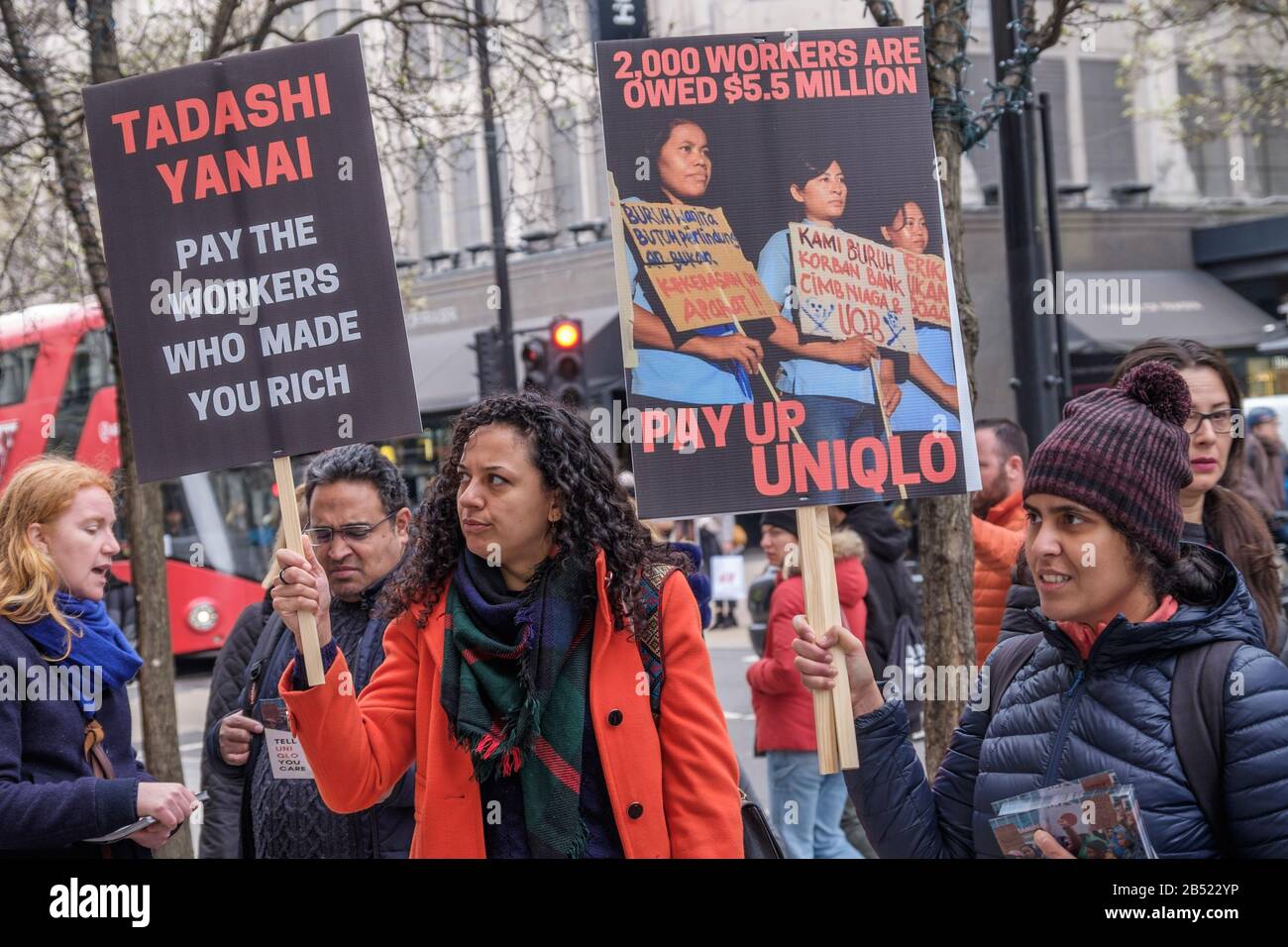 Londra, Regno Unito. 7th Mar, 2020. Una protesta al di fuori del negozio di punta Uniqlo di Oxford St è caratterizzata da un uomo che indossa una testa gigante del CEO Tadashi Yanai, La persona più ricca del 31st nel mondo che ha spiegato come si è arricchito non pagando 2.000 donne indonesiane abbigliamento lavoratori che hanno fatto i vestiti venduti in Uniqlo dopo la loro fabbrica è andato in bancarotta nel 2015. La loro indennità di licenziamento obbligatoria dal punto di vista legale è di 5,5 milioni di dollari e la maggior parte di essi non è stata in grado di trovare altro lavoro e vive in condizioni di povertà estrema. La protesta lo ha chiesto di pagare il debito ai lavoratori della fabbrica di Jaba Garmindo. Credito: Peter Marshall/Alamy Live News Foto Stock