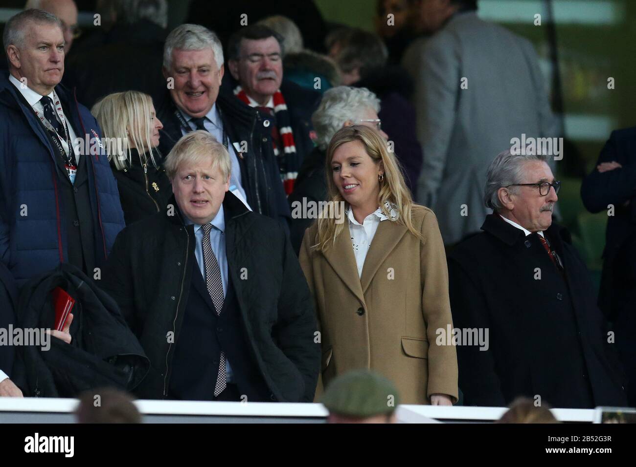 Londra, Regno Unito. 07th Mar, 2020. Il primo ministro britannico Boris Johnson e la sua fidanzata Carrie Symonds si affacciano sullo stand alla fine del gioco. Inghilterra / Galles, Guinness sei nazioni 2020 rugby campionato al Twickenham Stadium di Londra il sabato 7th marzo 2020. Si prega di notare che le immagini sono solo per uso editoriale. PIC by Andrew Orchard/Andrew Orchard sports photography /Alamy Live News Credit: Andrew Orchard sports photography/Alamy Live News Foto Stock