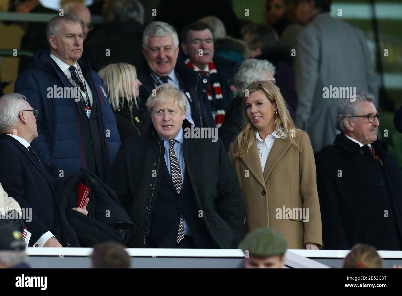 Londra, Regno Unito. 07th Mar, 2020. Il primo ministro britannico Boris Johnson e la sua fidanzata Carrie Symonds si affacciano sullo stand alla fine del gioco. Inghilterra / Galles, Guinness sei nazioni 2020 rugby campionato al Twickenham Stadium di Londra il sabato 7th marzo 2020. Si prega di notare che le immagini sono solo per uso editoriale. PIC by Andrew Orchard/Andrew Orchard sports photography /Alamy Live News Credit: Andrew Orchard sports photography/Alamy Live News Foto Stock