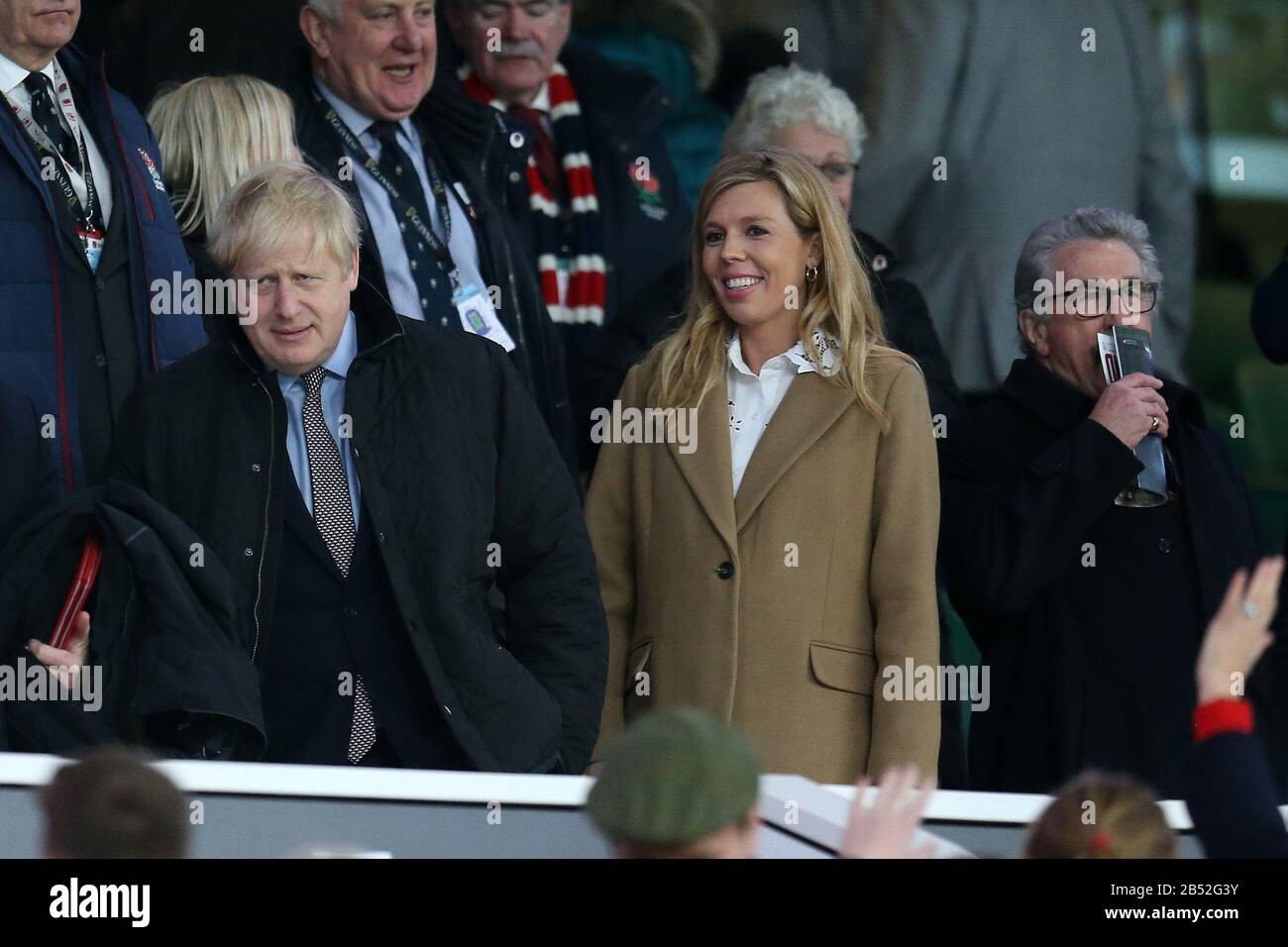 Londra, Regno Unito. 07th Mar, 2020. Il primo ministro britannico Boris Johnson e la sua fidanzata Carrie Symonds si affacciano sullo stand alla fine del gioco. Inghilterra / Galles, Guinness sei nazioni 2020 rugby campionato al Twickenham Stadium di Londra il sabato 7th marzo 2020. Si prega di notare che le immagini sono solo per uso editoriale. PIC by Andrew Orchard/Andrew Orchard sports photography /Alamy Live News Credit: Andrew Orchard sports photography/Alamy Live News Foto Stock