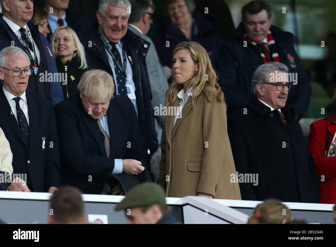 Londra, Regno Unito. 07th Mar, 2020. Il primo ministro britannico Boris Johnson e la sua fidanzata Carrie Symonds si affacciano sullo stand alla fine del gioco. Inghilterra / Galles, Guinness sei nazioni 2020 rugby campionato al Twickenham Stadium di Londra il sabato 7th marzo 2020. Si prega di notare che le immagini sono solo per uso editoriale. PIC by Andrew Orchard/Andrew Orchard sports photography /Alamy Live News Credit: Andrew Orchard sports photography/Alamy Live News Foto Stock