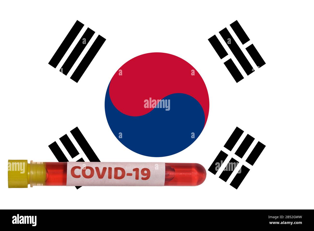 Corea del Sud Coronavirus COVID-19 World Outbreak Concept. Provetta Vacutainer per sangue con campione positivo per il virus 2019-nCoV prima della bandiera sudcoreana. Foto Stock