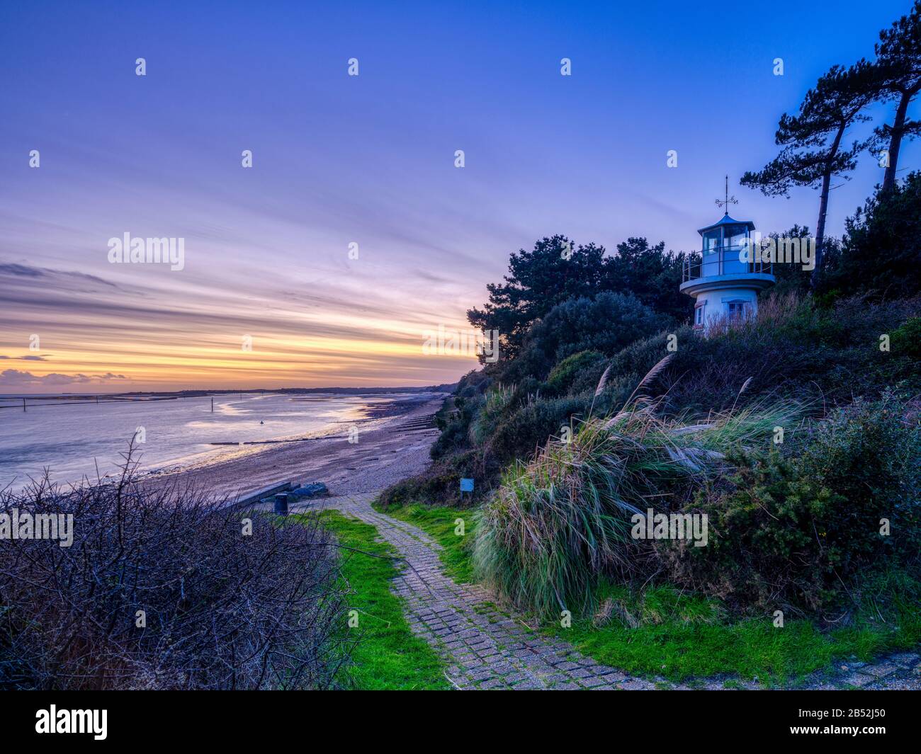 Lepe, Regno Unito - 26 febbraio 2020: Tramonto alla Millenium Light House a Lepe sulle rive del Solent e nel New Forest National Park, Regno Unito Foto Stock