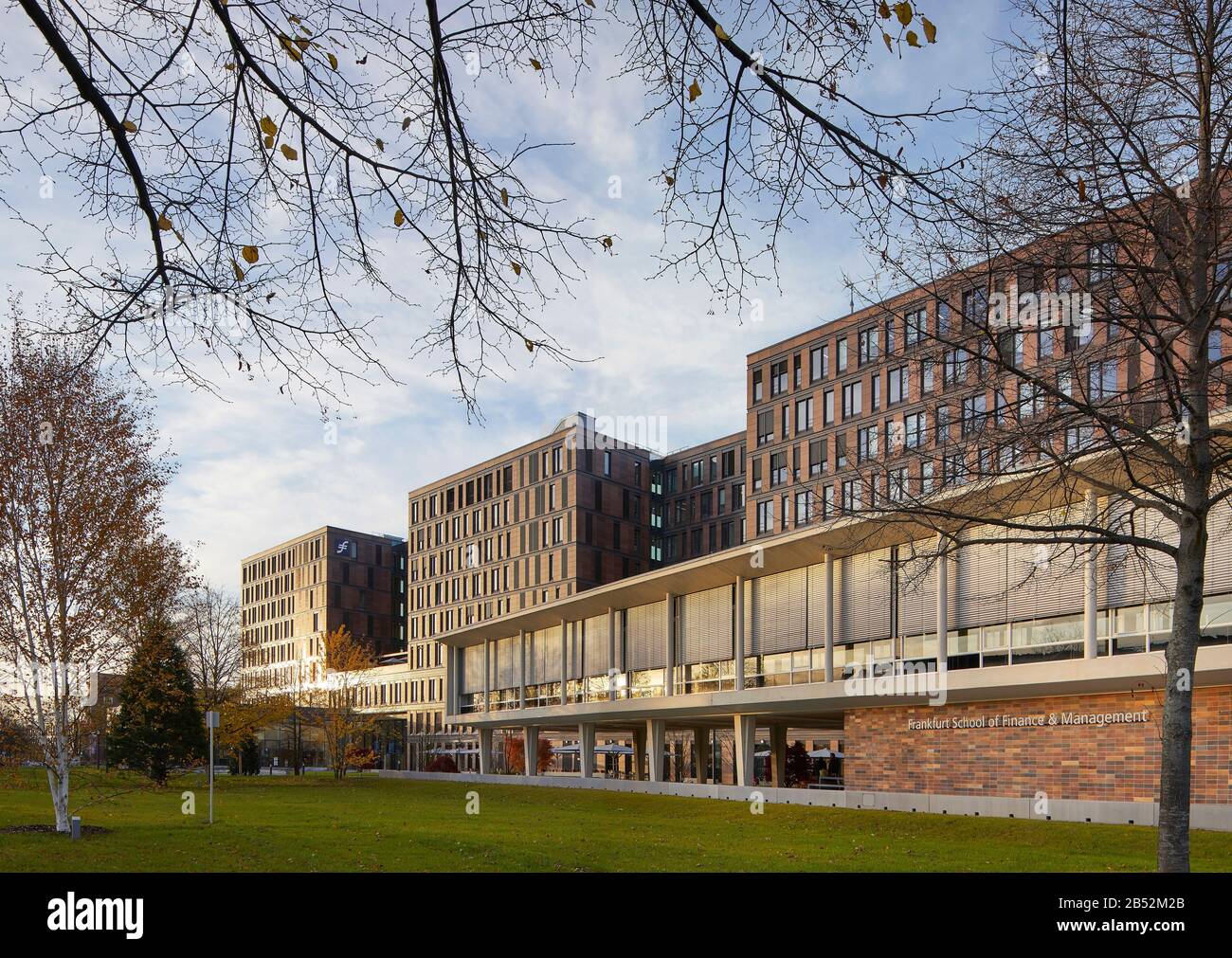 Vista obliqua di un padiglione già esistente e di un nuovo edificio. Scuola di finanza e gestione di Francoforte, Francoforte sul principale, Germania. Architetto: Hennin Foto Stock