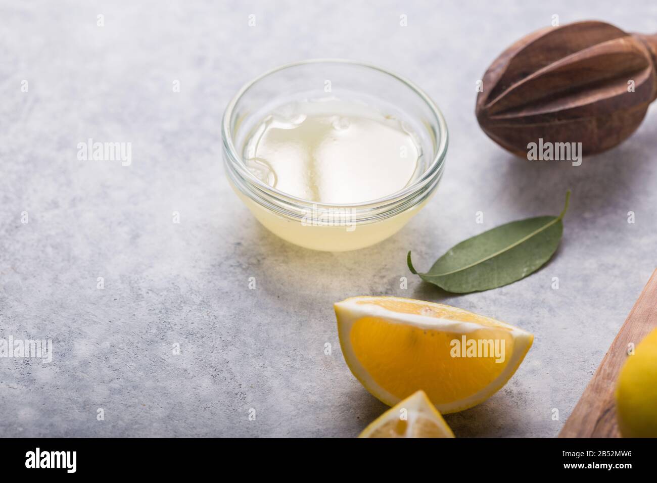 Limone fresco e limoni. Estrattore di succo di agrumi. Il concetto di perdita di peso . Spremiagrumi e spremute di frutta Foto Stock