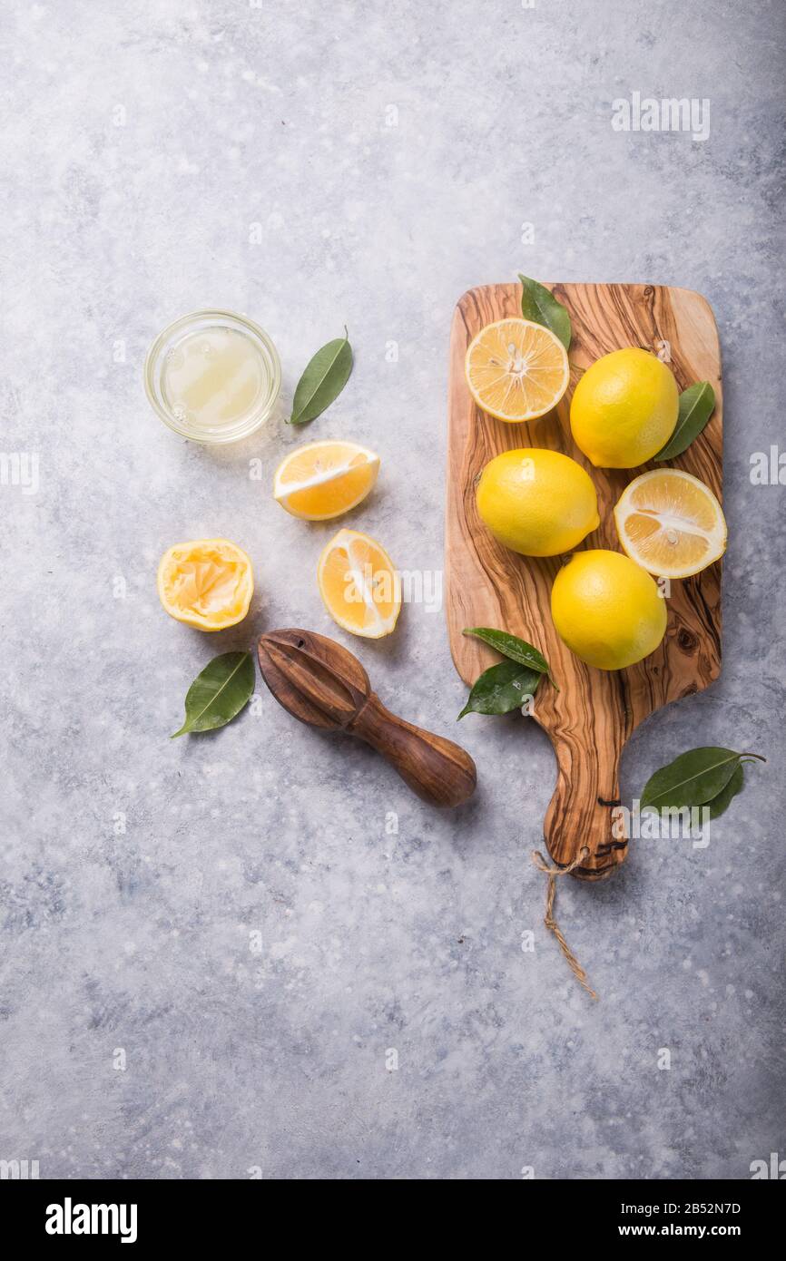Limone fresco e limoni. Estrattore di succo di agrumi. Il concetto di perdita di peso . Spremiagrumi e spremute di frutta Foto Stock