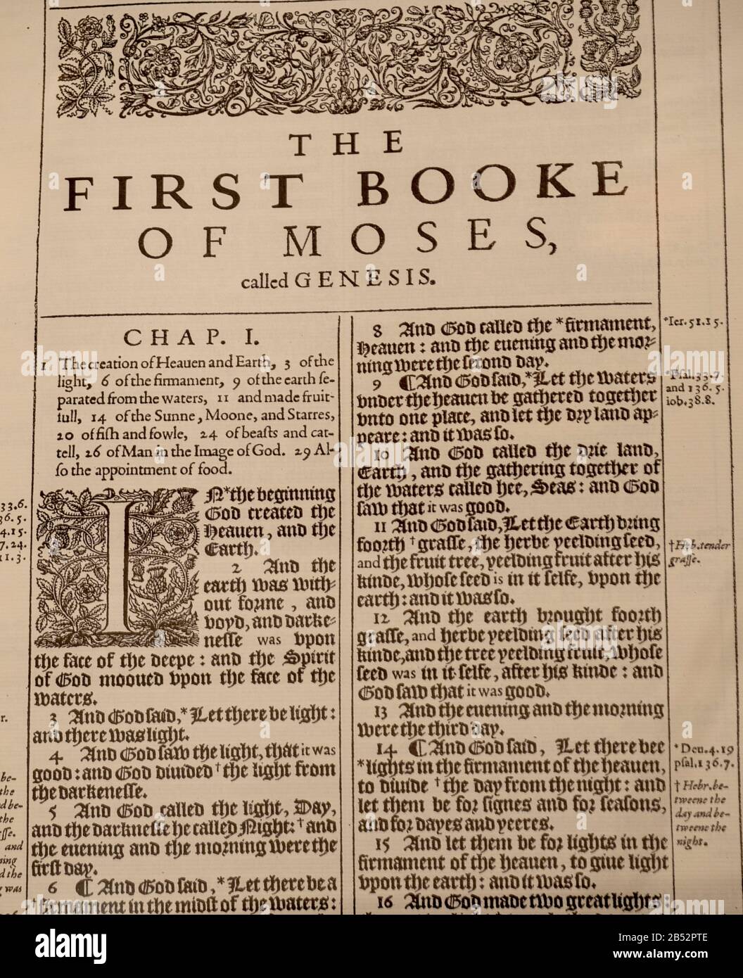 Una bibbia medievale aperta alla prima pagina del libro di Mosè. Foto Stock