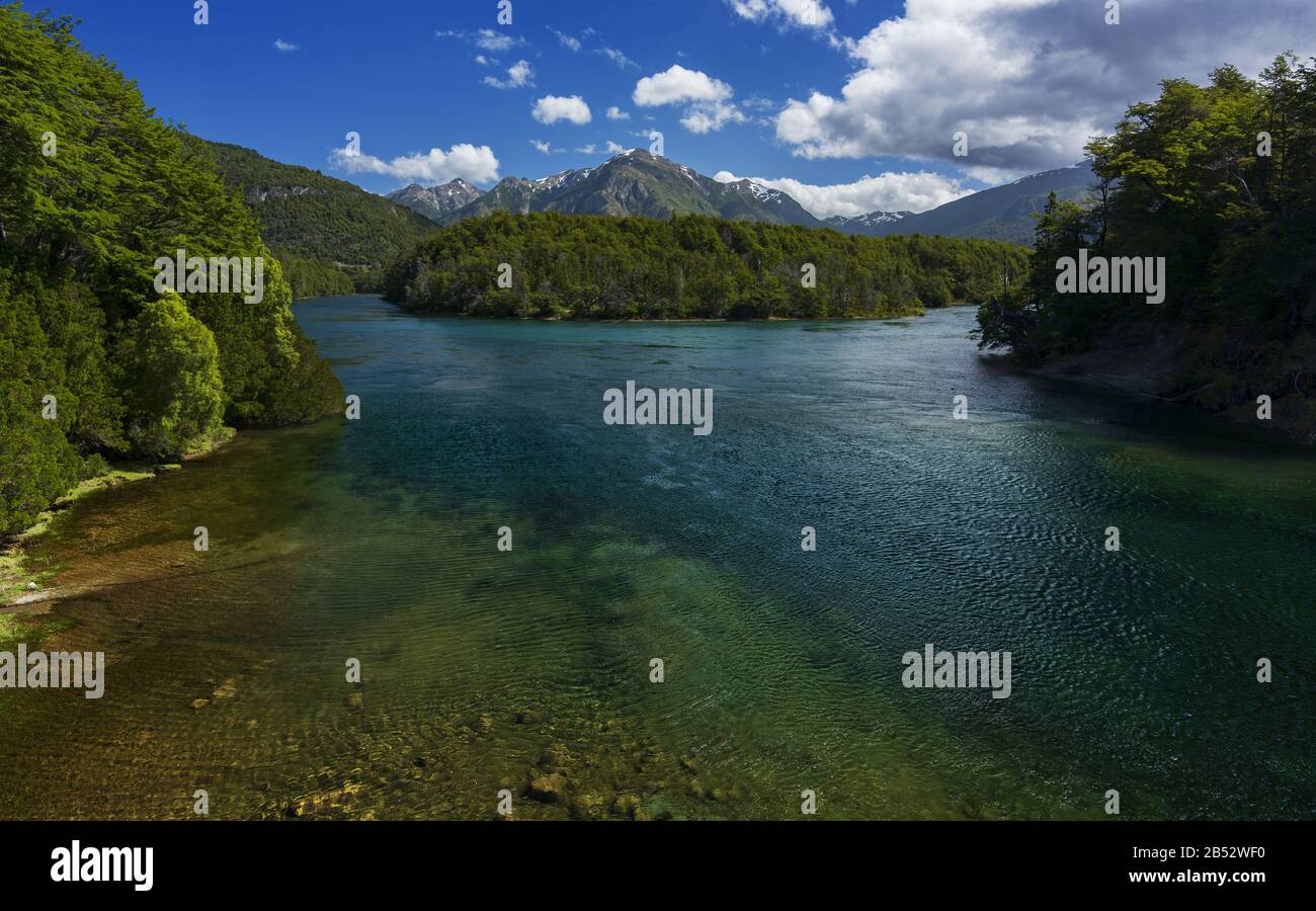 Le acque verde smeraldo del fiume Arrayanes incontrano il Lago Menendez formando una penisola boscosa, Parque Nacional los Alerces, Patagonia Argentina Foto Stock