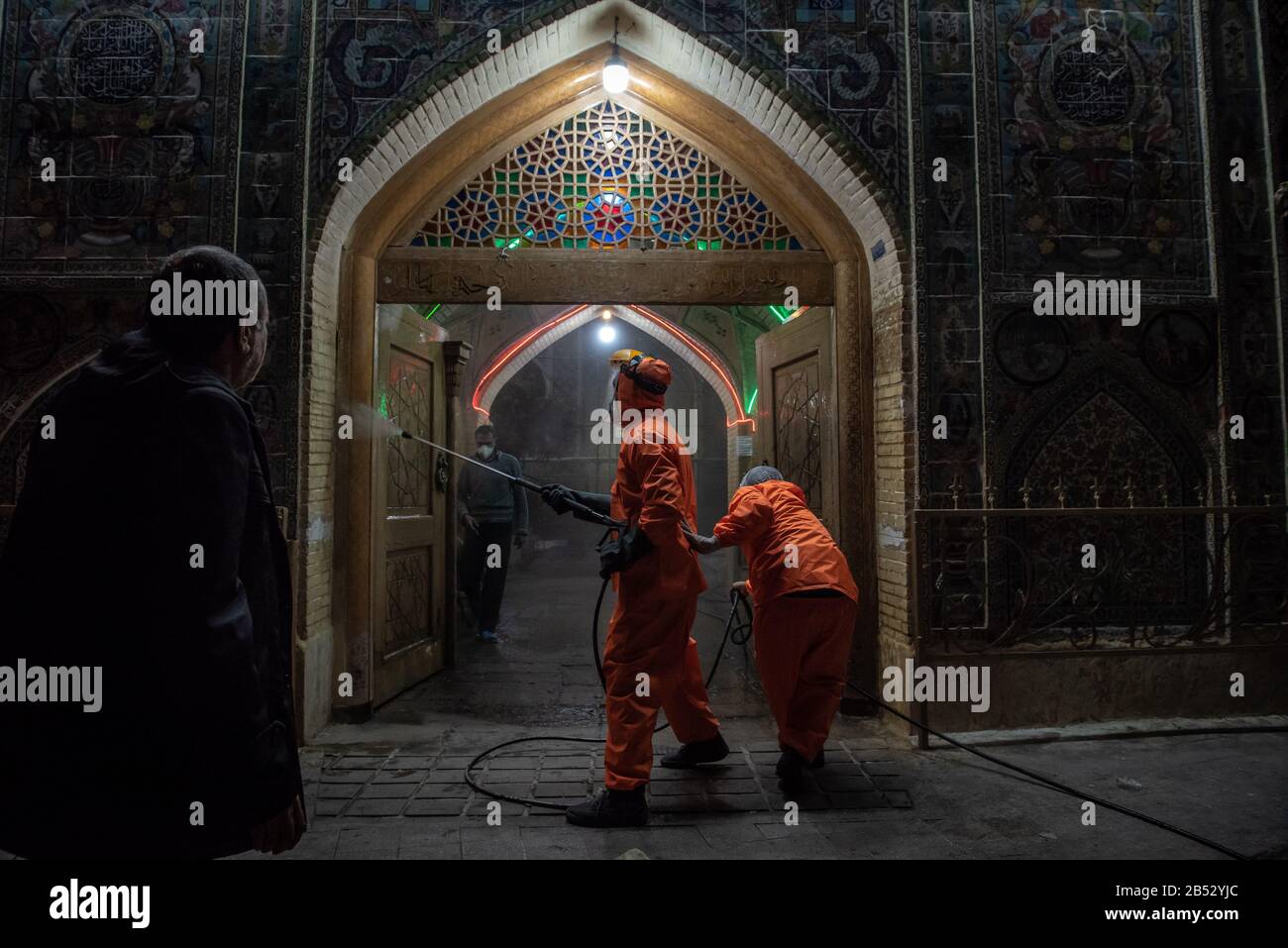 Il personale del ministero della salute iraniano, il dipartimento provinciale degli incendi e il personale comunale stanno disinfettando i luoghi pubblici per prevenire Coronavirus(COVID19) a tarda notte utilizzando macchinari e pompe mobili nel contesto storico urbano e vicoli della città di Shiraz, provincia di Fars, Iran. Scuole, sport cpmplex, Concerti e tutti gli incontri sociali sono stati cancellati in Iran. Foto Stock