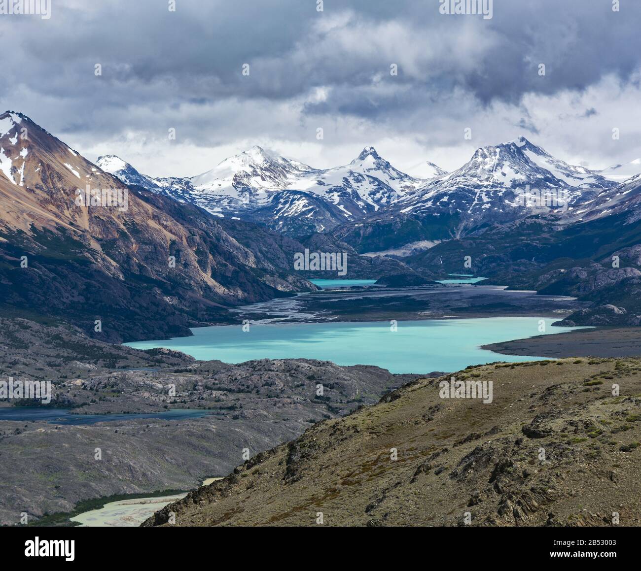 Lago Volcan e le Ande da Cerro Leon, un punto panoramico mozzafiato nel Parque Nacional Perito Moreno, Patagonia Argentina Foto Stock