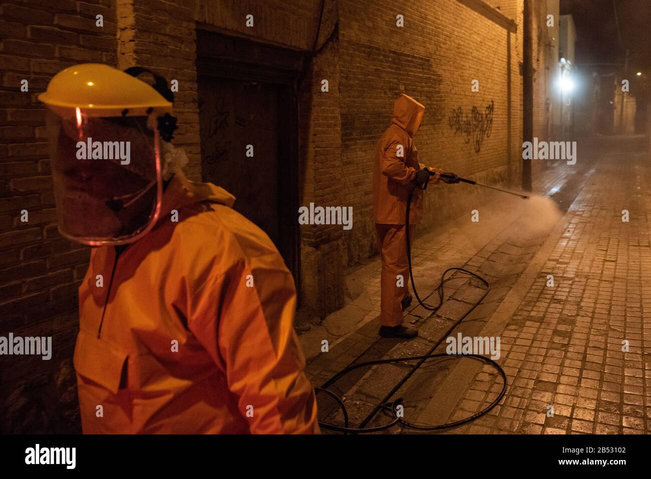 Il personale del ministero della salute iraniano, il dipartimento provinciale degli incendi e il personale comunale stanno disinfettando i luoghi pubblici per prevenire Coronavirus(COVID19) a tarda notte utilizzando macchinari e pompe mobili nel contesto storico urbano e vicoli della città di Shiraz, provincia di Fars, Iran. Scuole, sport cpmplex, Concerti e tutti gli incontri sociali sono stati cancellati in Iran. Foto Stock