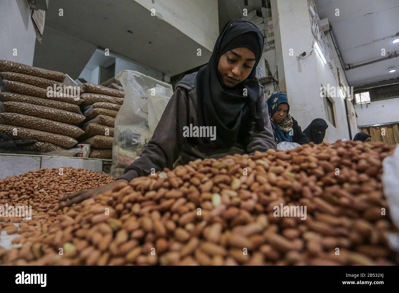 Le donne palestinesi che lavorano in una fabbrica di arachidi, "Pistacchio", domani saranno la Giornata internazionale della donna nella striscia di Gaza, il 7 marzo 2020. Foto Stock