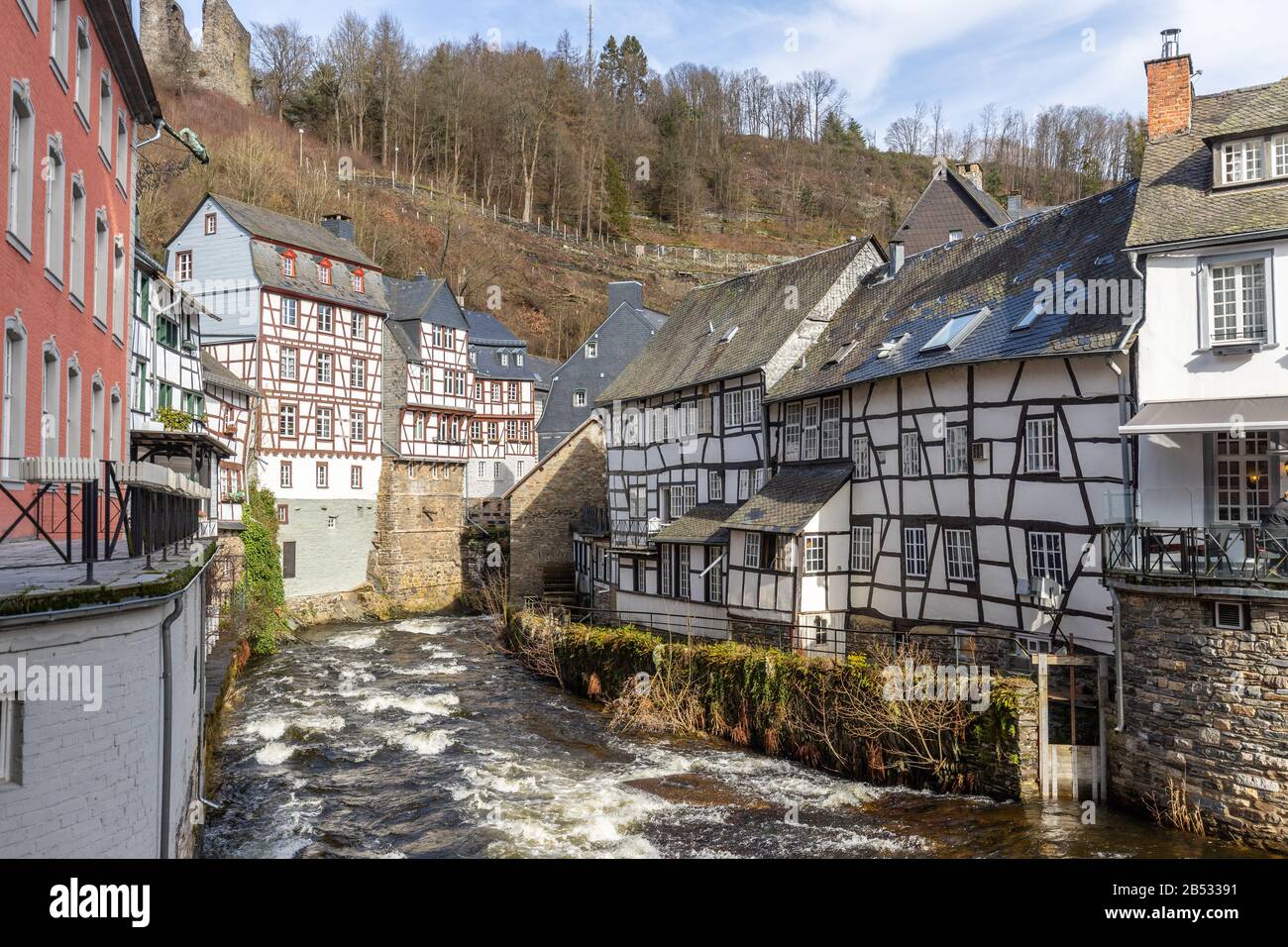 Case a graticcio lungo il fiume rur a Monschau, Eifel Foto Stock