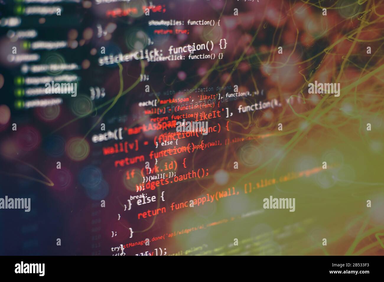 Linguaggio del codice su uno schermo del computer con una profondità di campo bassa. Foto Stock