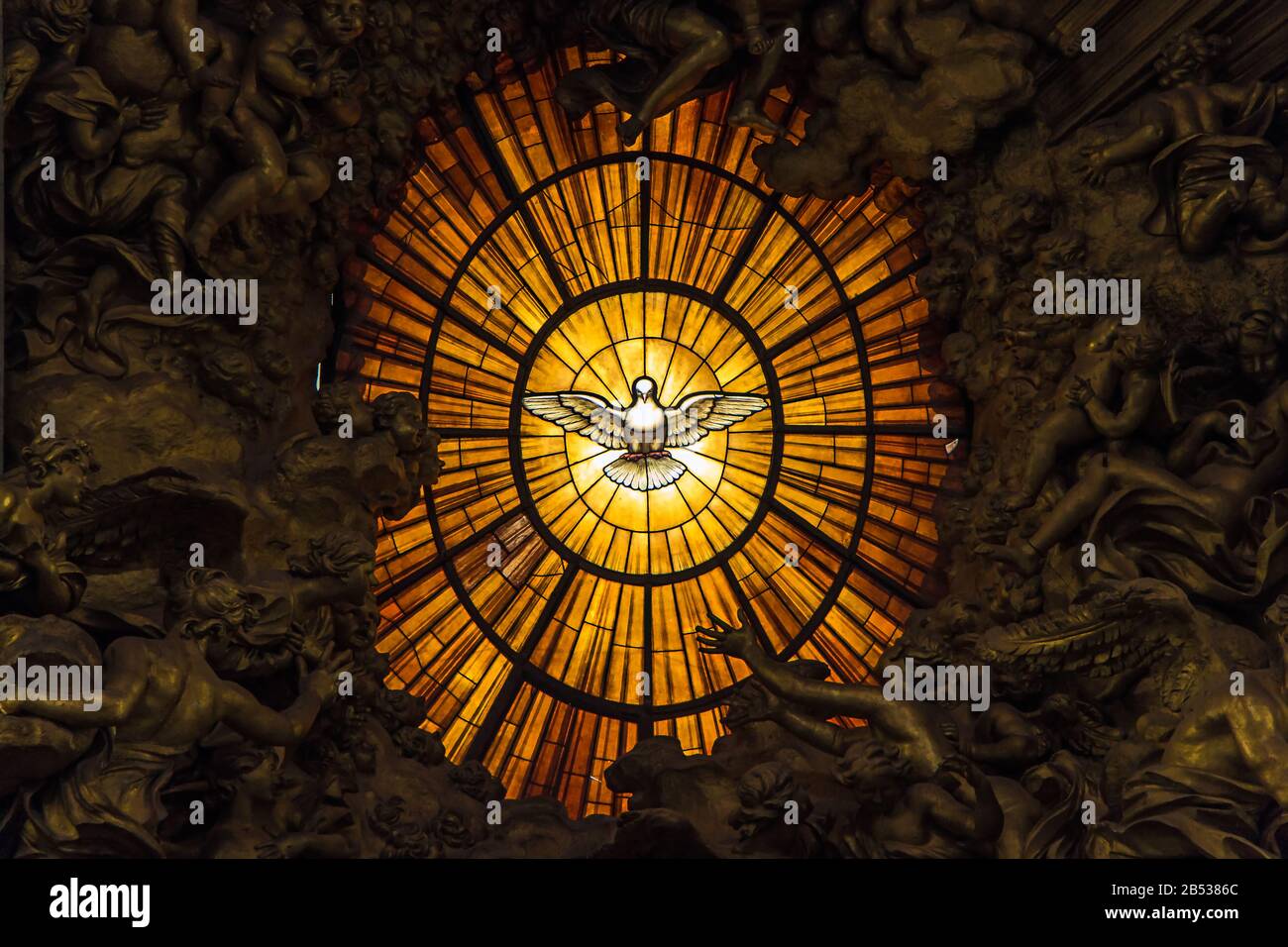 Colomba circondata da angeli - composizione nel Dipartimento di San Pietro. Vaticano. Roma. Italia. Foto Stock