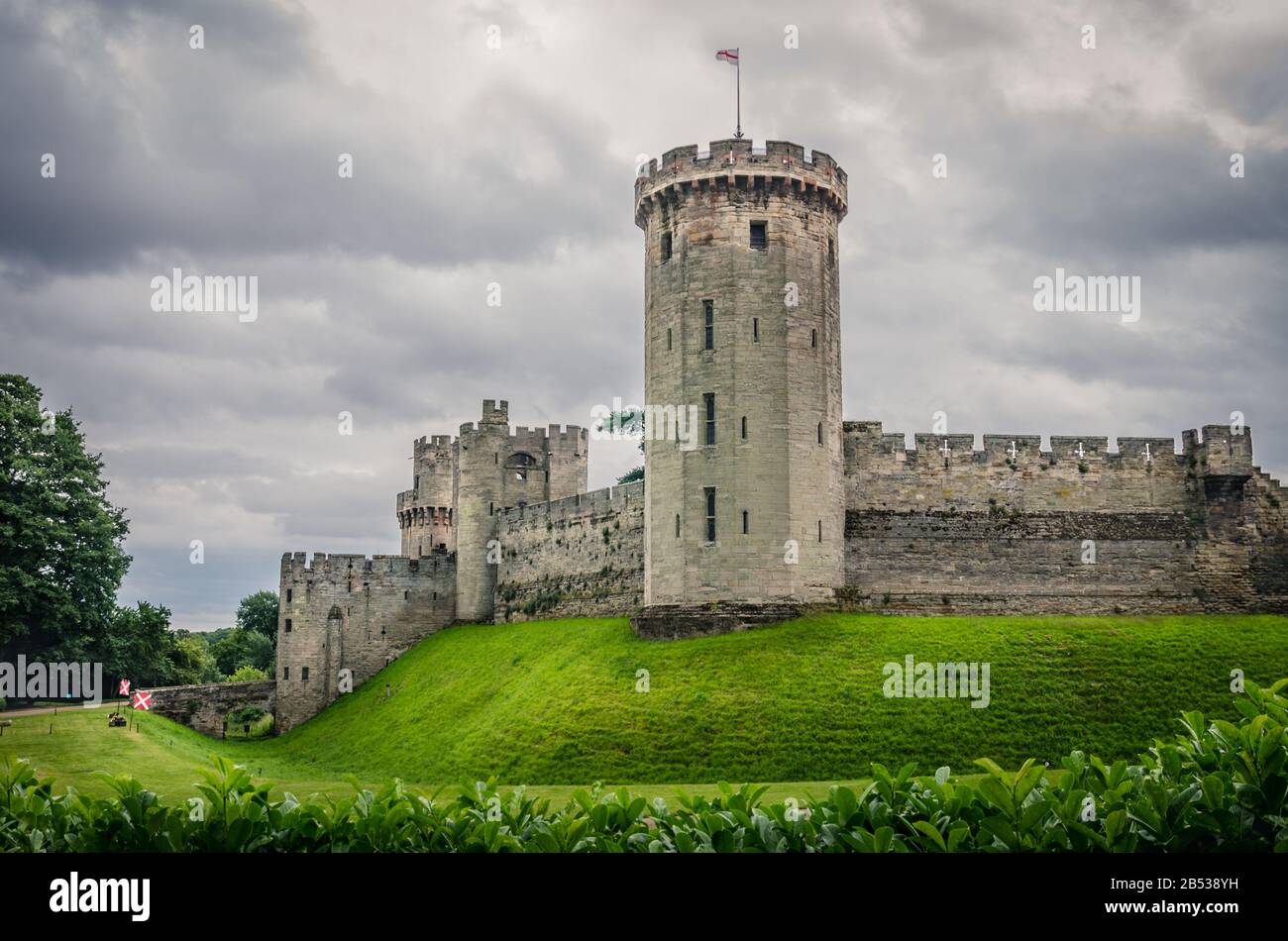 Spettacolare vista sul castello di Warwick durante una giornata torbida --- il castello di Warwick è una perfetta gita di un giorno da Londra. I bastioni del castello possono essere scalati e. Foto Stock