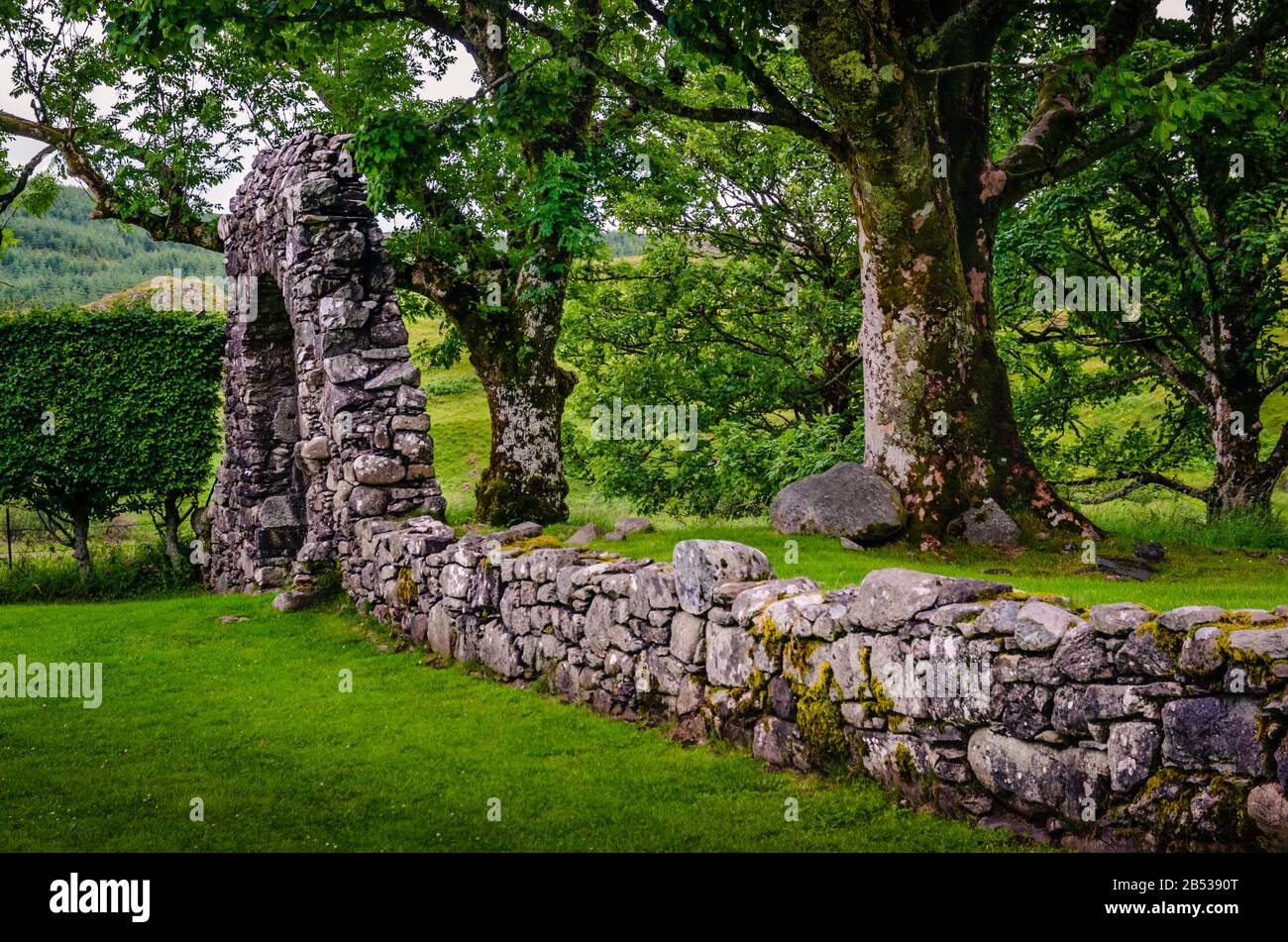 Arco di roccia al giardino, Scozia --- NIKON D7000 & Sigma 17.0-70.0 mm C f/2.8-4.0: 40 mm | ƒ / 6,3 | 1/60 sec --- Acquista foto a risoluzione completa a https Foto Stock