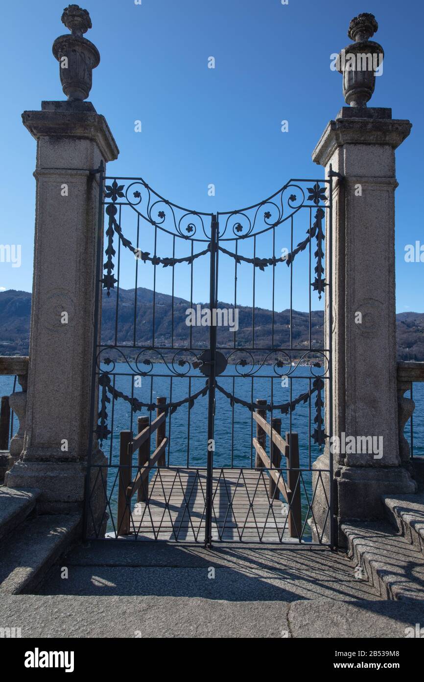 Una splendida porta che conduce all'acqua nel parco comunale della città del Lago d'Orta Foto Stock