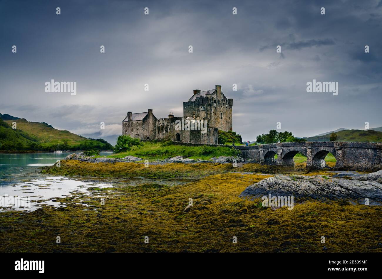Castello Scozzese medievale di Eilean Donan durante la bassa marea, Scozia --- NIKON D7000 & Sigma 17.0-70.0 mm C f/2.8-4.0: 24 mm | ƒ / 6,3 | 1/160 sec --- Buy Foto Stock