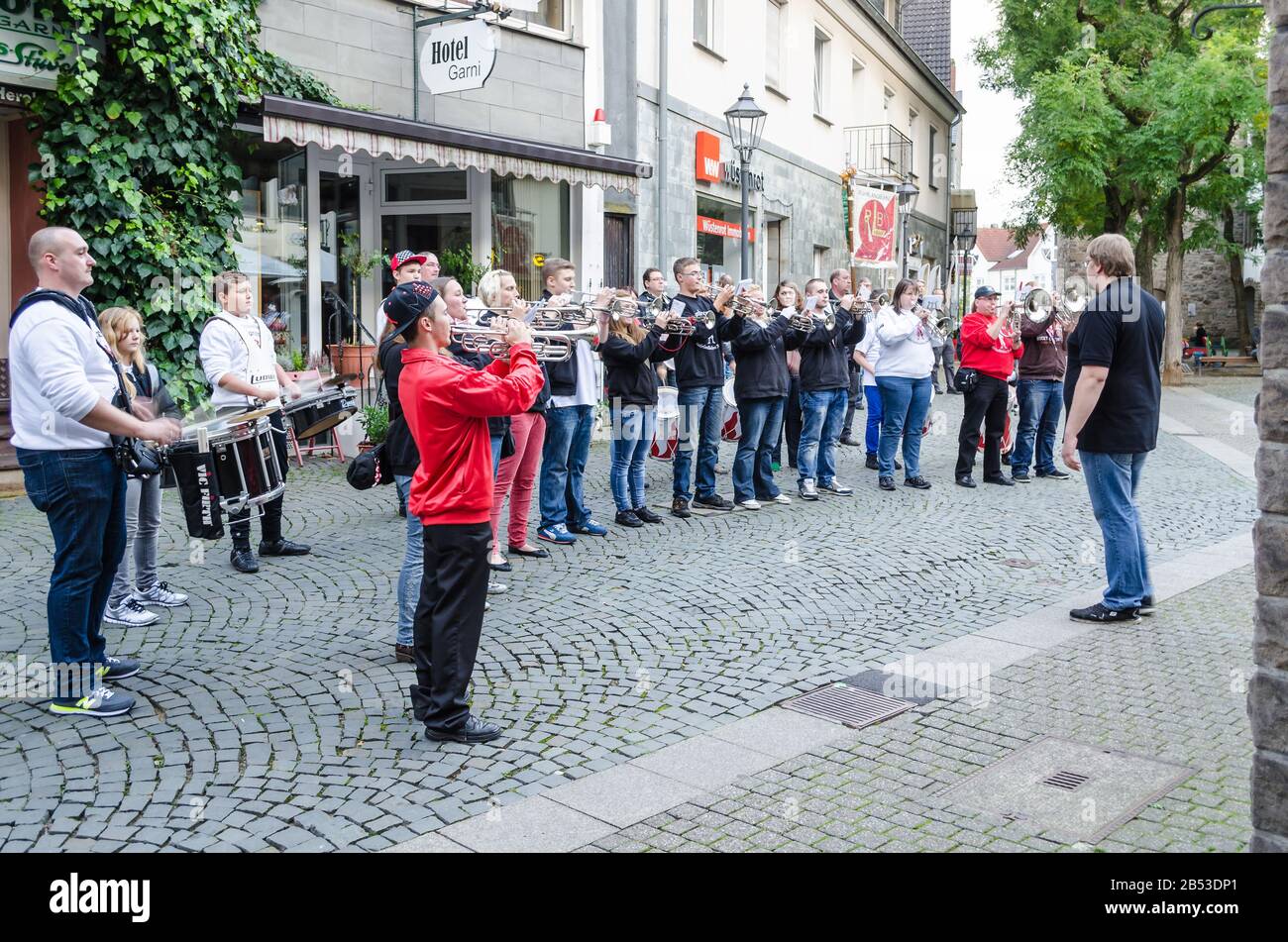 Città vecchia di Hattingen, Nrw, Germania - 10 ottobre 2014: Membri di una cappella banda di marching per aprire un ristorante nella città vecchia di Hattingen. In Vordergur Foto Stock