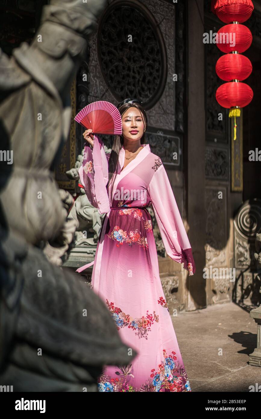 Pellegrini nel tempio Kheng Hock Keong, Yangon, Myanmar, Asia Foto Stock