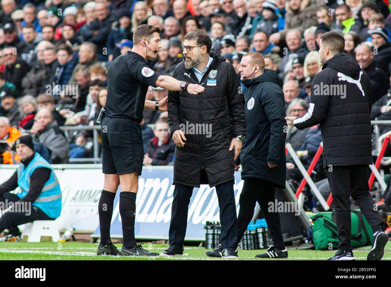 Swansea, Galles, Regno Unito. 07th marzo 2020. EFL Refee Robert Jones (L) ordina a West Bromwich Albion manager Slaven Bilic (R) di rimanere nella sua area tecnica. EFL Skybet Championship match, Swansea City contro West Bromwich Albion al Liberty Stadium di Swansea, Galles del Sud, sabato 7th marzo 2020. Questa immagine può essere utilizzata solo per scopi editoriali. Solo uso editoriale, licenza richiesta per uso commerciale. Nessun utilizzo nelle scommesse, nei giochi o nelle singole pubblicazioni di club/campionato/giocatore. PIC by Lewis Mitchell/Andrew Orchard sports photography/Alamy Live News Foto Stock