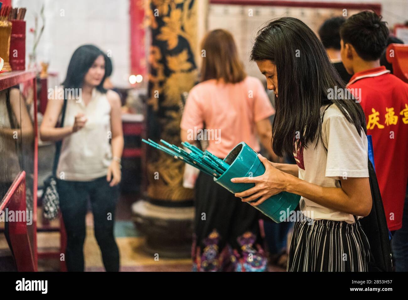 Pellegrini nel tempio Kheng Hock Keong, Yangon, Myanmar, Asia Foto Stock