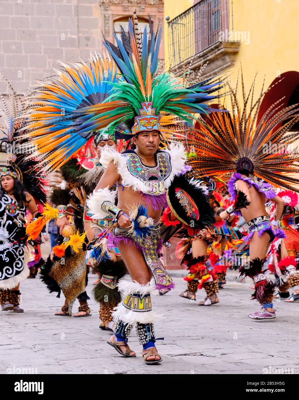 Celebrazione della Señor de la conquista con la gente del posto che balla al centro in elaborati costumi pre-ispanici e abiti in costume. San Miguel de Allende Foto Stock