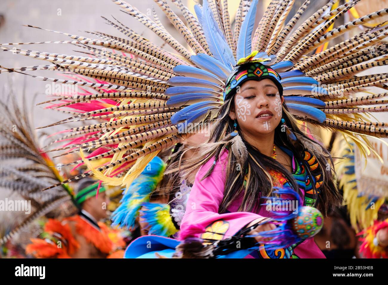 Celebrazione della Señor de la conquista in elaborati costumi pre-ispanici e vestiini in costume. Ritratto di donna che balla con movimento. Foto Stock