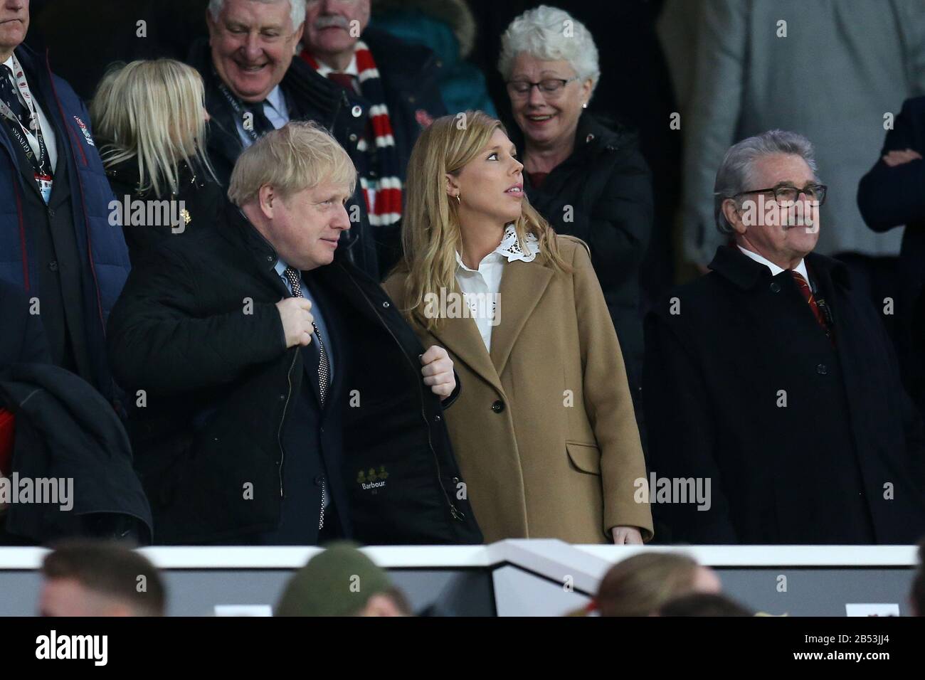 Londra, Regno Unito. 07th Mar, 2020. Il primo ministro britannico Boris Johnson, mette il suo cappotto su come lui e la sua ragazza Carrie Symonds guardare sullo stand alla fine del gioco. Inghilterra / Galles, Guinness sei nazioni 2020 rugby campionato al Twickenham Stadium di Londra il sabato 7th marzo 2020. Si prega di notare che le immagini sono solo per uso editoriale. PIC by Andrew Orchard/Andrew Orchard sports photography /Alamy Live News Credit: Andrew Orchard sports photography/Alamy Live News Foto Stock