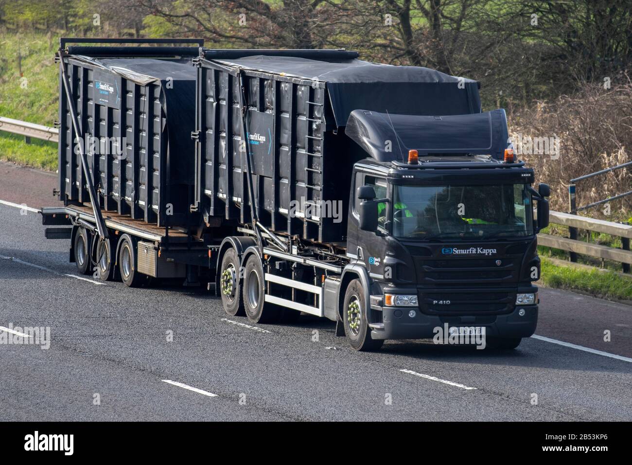 Smurfit Kappa Group plc; Scania P 140 autocarri per il trasporto, autocarro rimorchio, trasporto, camion, cargo cargo, Industria europea dei trasporti commerciali, M61 a Manchester, Regno Unito Foto Stock