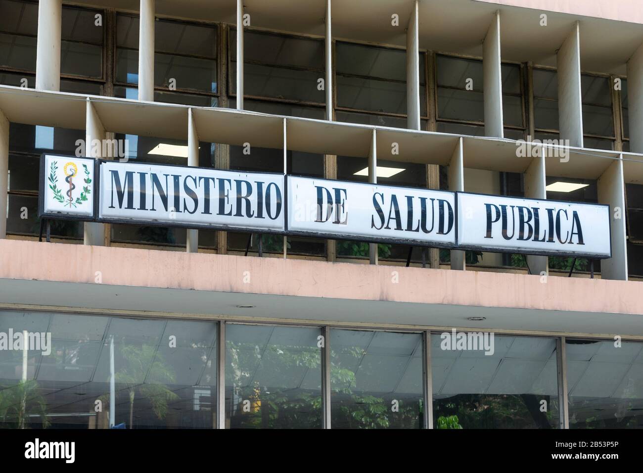 Segno del Ministero della Sanità pubblica (in spagnolo Ministerio de Salud Publicica). Edificio governativo situato a l'Avana, Cuba. Foto Stock