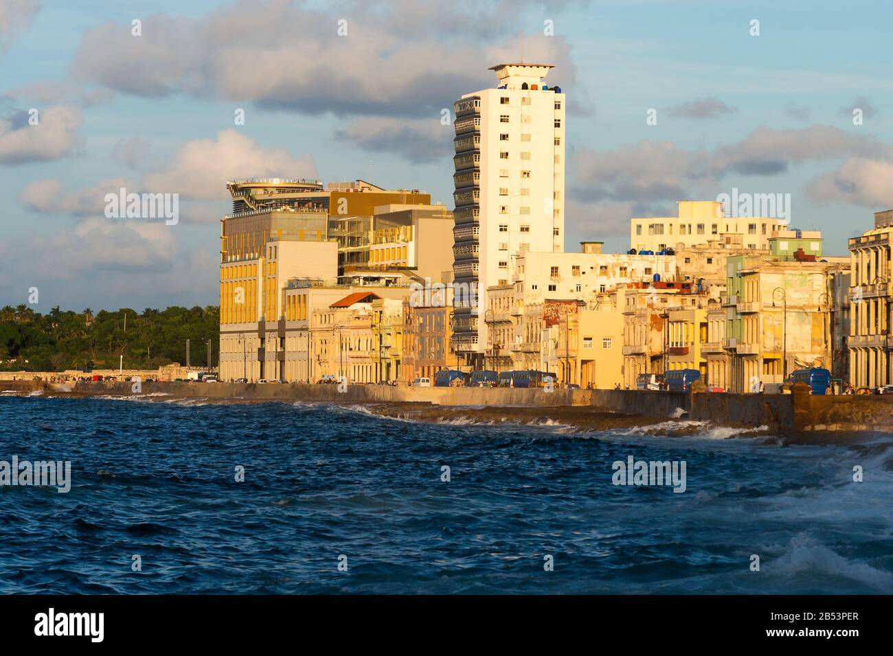 Vista degli edifici nella Malecón, una passeggiata a l'Avana, Cuba nel tardo pomeriggio. Mix di nuove e vecchie costruzioni in stile coloniale alla luce del tramonto. Foto Stock