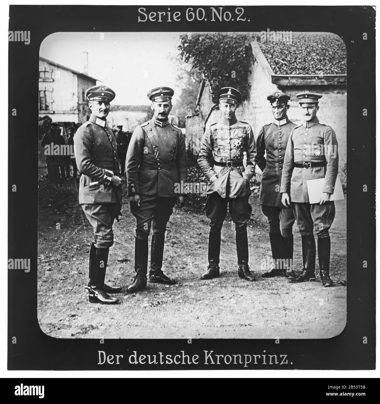 Proiezione Für Alle - Der Weltkrieg: Siegreiche Führer. Serie 60. N. 2. Der deutsche Kronprinz. Guerra di Guglielmo (1882-1951) in den Jahren der Regierung Wilhelms II. Von 1888 bis zur Abschaffung der Monarchie 1918 preußischer und dt. Kronprinz.Die Firma „Proiezione für alle gegründet wurde 1905 von Max Skladanowsky (1861-1939)  . Sie produzierte bis 1928 FAST 100 Serien zu je 24 Glasdias im Format 8,3 x 8,3 cm im sog. Bromsilber-Gelatina-Trockenplatten Verfahren. Die Serien umfassten vor allem Städte, Länder, Landschaften aber auch Märchen und Sagen, das Alte Testament und den Ersten Weltkrieg. Foto Stock