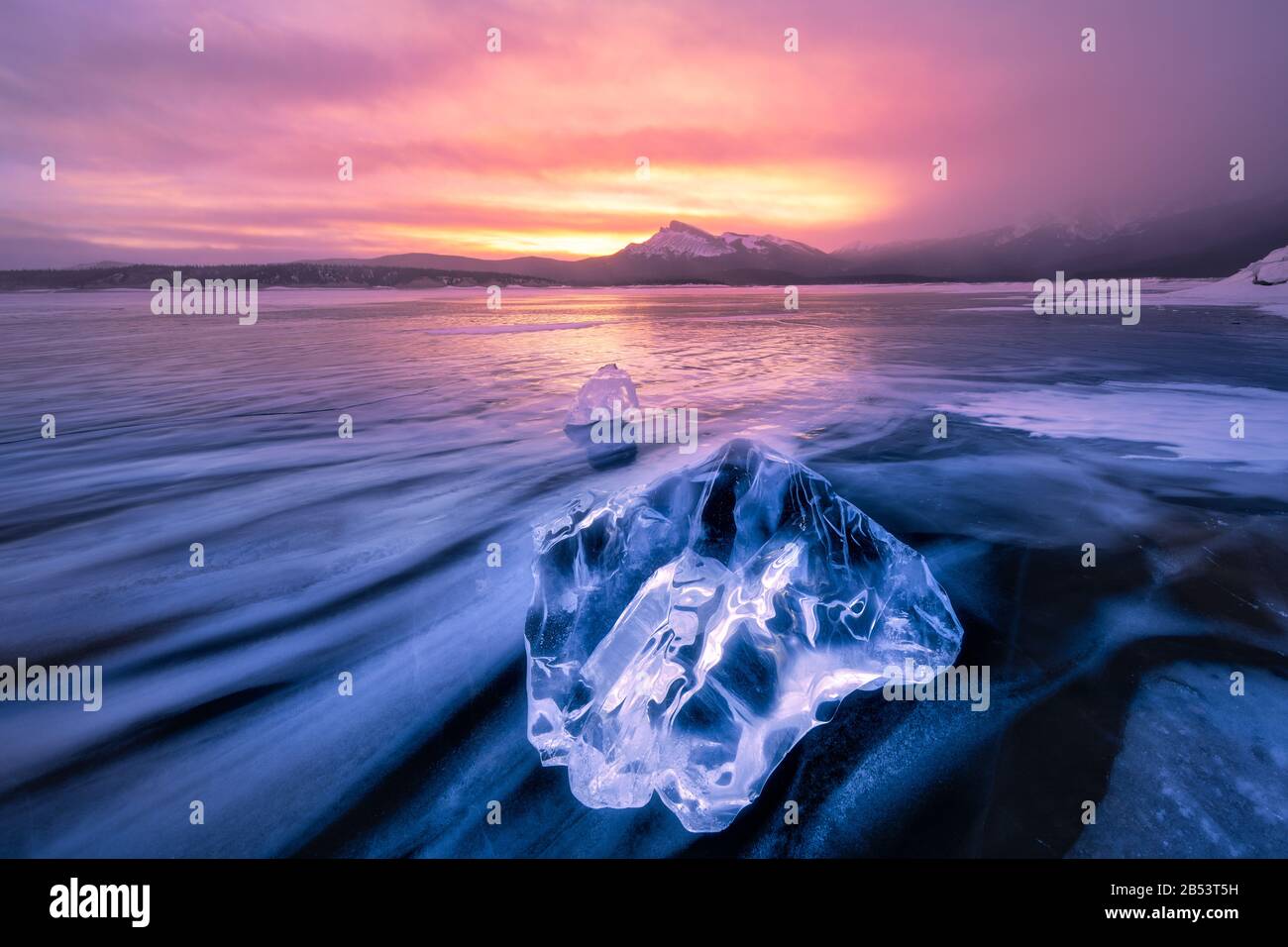 Il lago Abraham, noto anche come lago Abraham, è un lago artificiale e la riserva più grande dell'Alberta. Si trova nell'area delle pianure di Kootenay Del Can Foto Stock