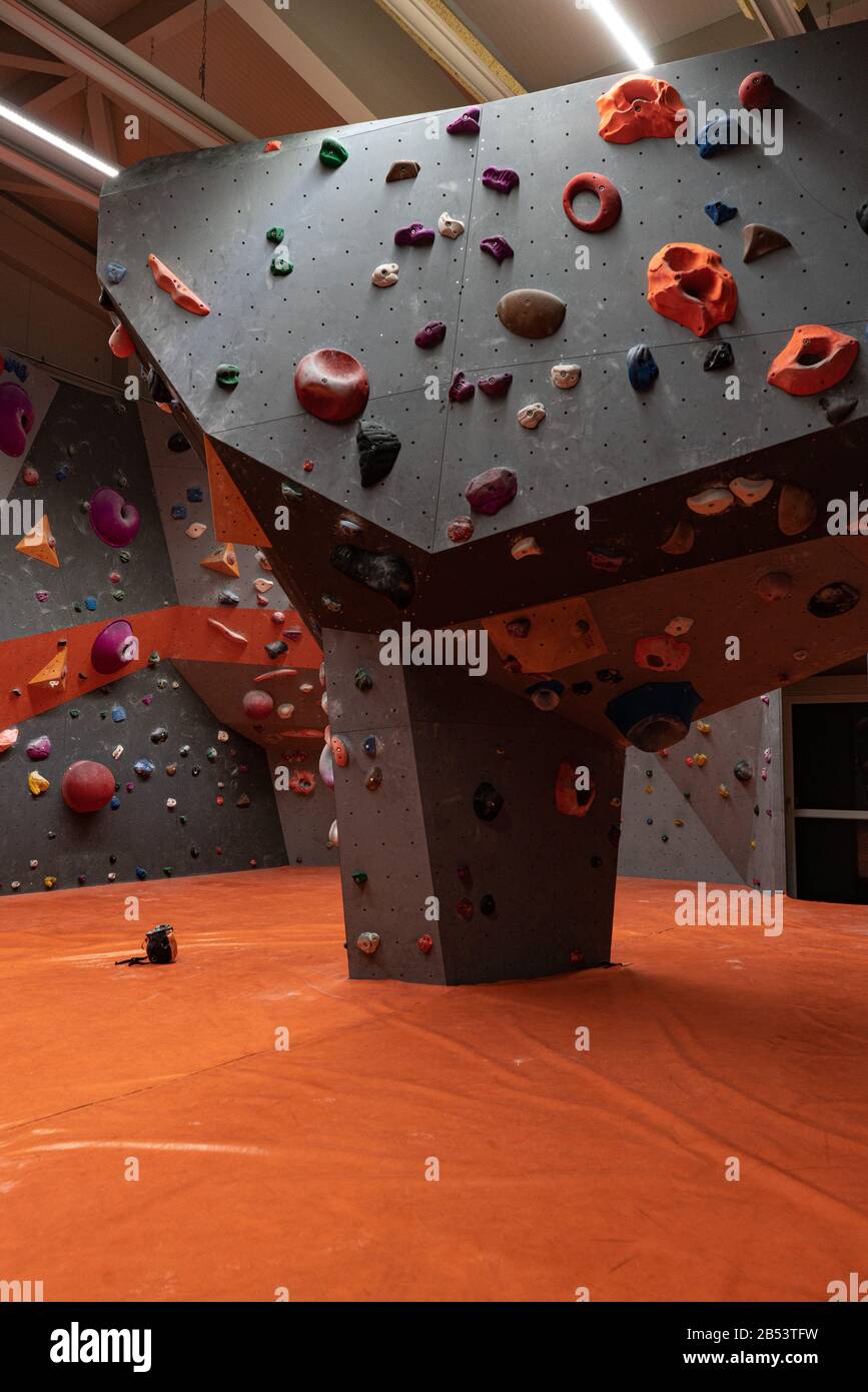 Parete di arrampicata per bouldering in una sala di arrampicata. Foto Stock