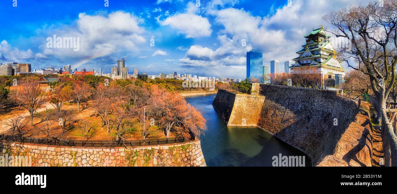 Rainbow Over Osaka City in Giappone con giardino locale, parco storico circondato da mura di pietra, fossato d'acqua e torre tradizionale. Foto Stock