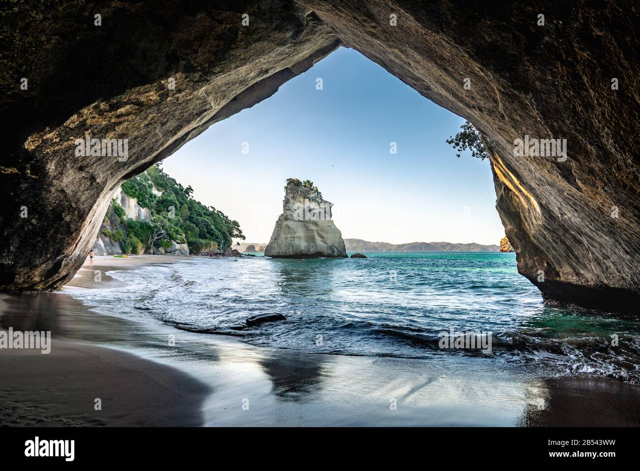 Guardando attraverso l'arco di roccia del Capo della Cattedrale in Nuova Zelanda Foto Stock