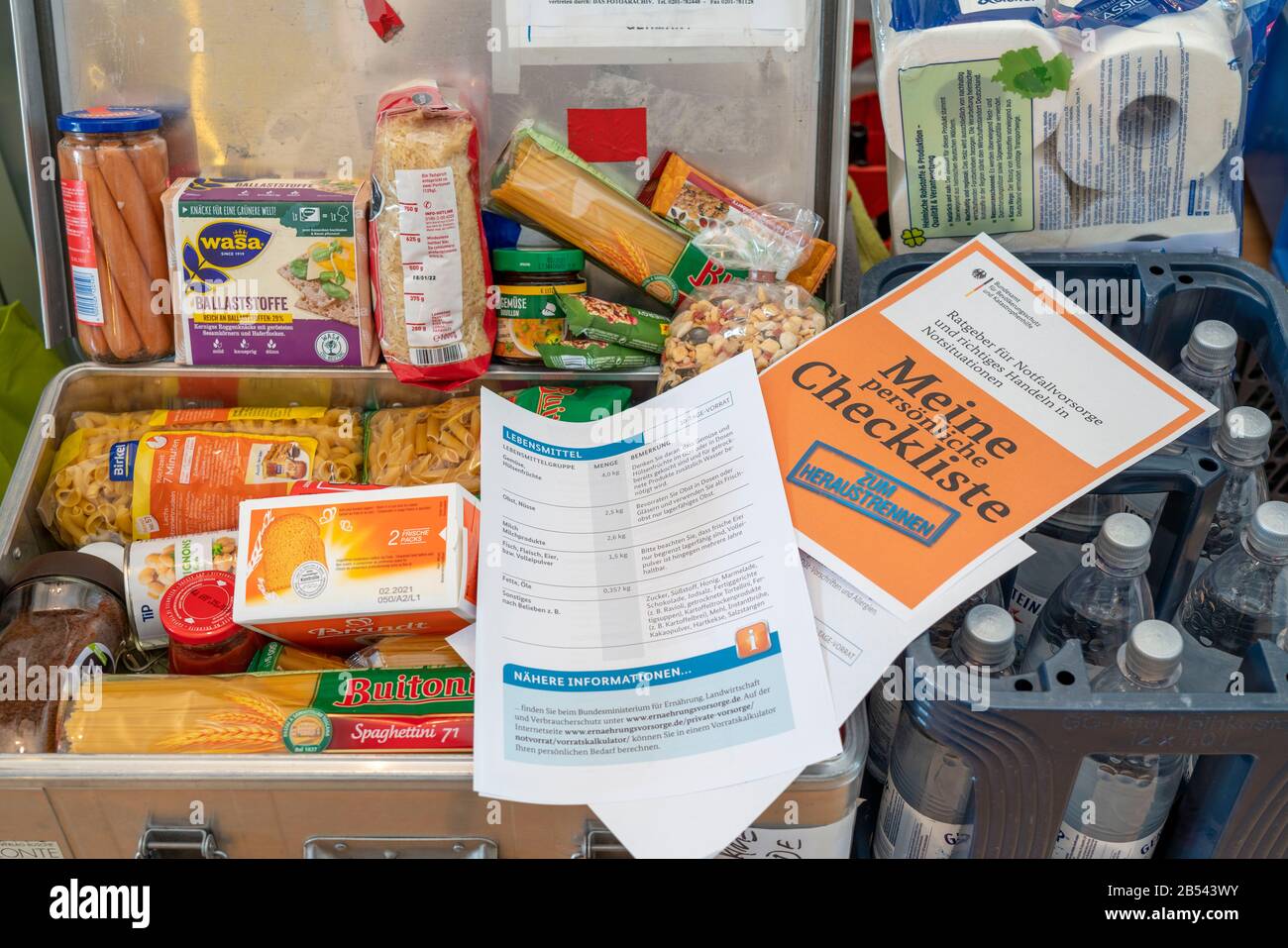 Precauzioni di emergenza, scorte alimentari in una casa privata, scatola con alimenti a lunga durata, stock per 10 giorni, secondo le raccomandazioni del federale Foto Stock